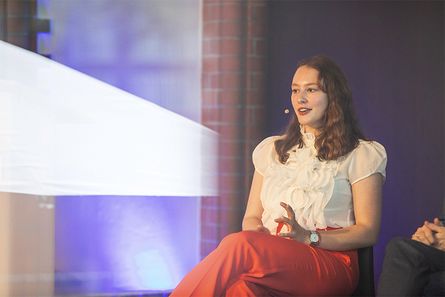 HSBA Absolventin Sydney Kloppenburg Rednerin auf dem Podium