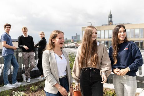 HSBA-Studierende am Campus