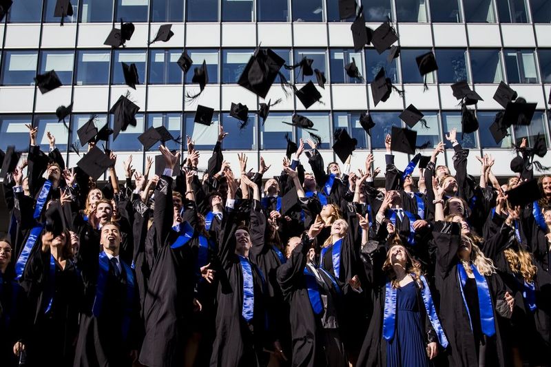 Bachelor Absolventinnen und Absolventen der HSBA 