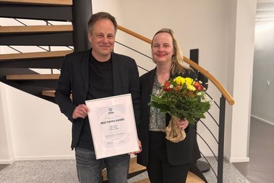 Porträt Prof. Hartmann und Prof. Jastram mit Urkunde