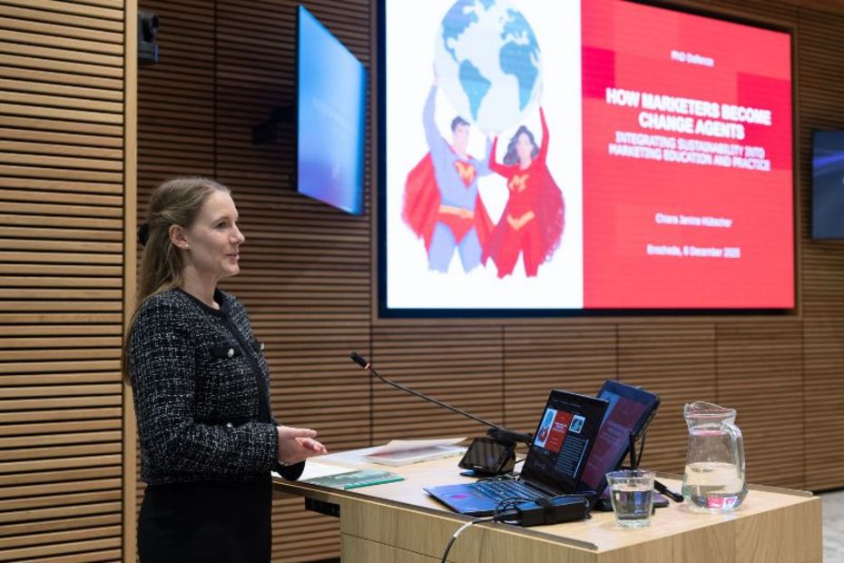 HSBA Doktorandin Chiara Hübscher Bei der Präsentation ihrer Doktorarbeit