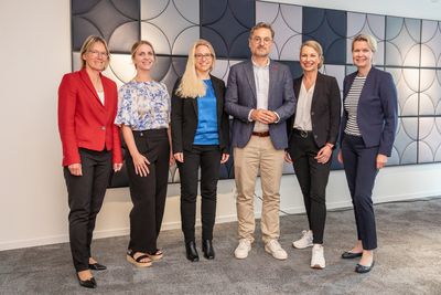 Gruppenfoto mit BOG und Kuratoriumsvorsitzenden der HSBA 