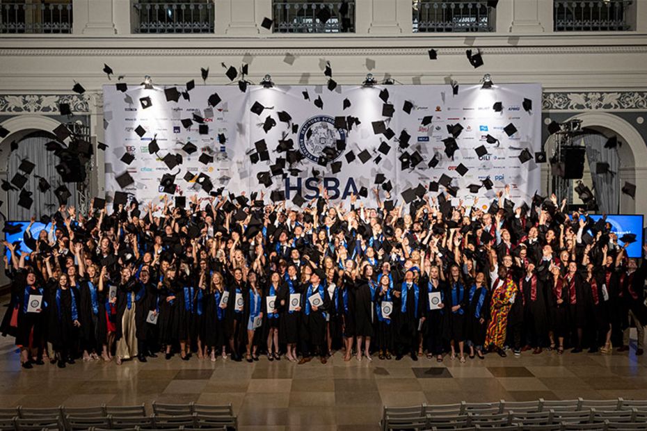 Graduierung 2023 Hüte werfen Abschlussfeier Jahrgang 2020