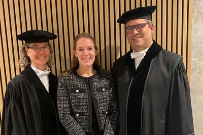 Doktorandin mit ihren Professor:innen 