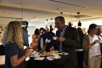 VFF Tee mit Freunden Unterhaltung am Tisch