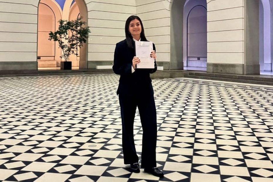 Doktorandin mit Urkunde 