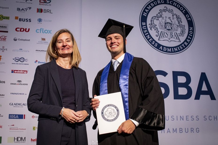 HSBA Absolvent Tim Adler und Prof. Dr. Inga Schmidt-Ross Bachelorabsolvent Tim Adler mit seiner Professorin auf der Graduierungsfeier