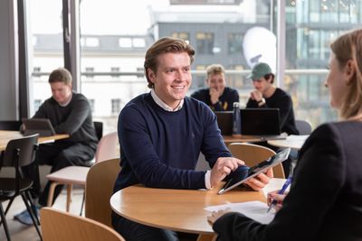 Gruppe von Studierenden im Gespräch 
