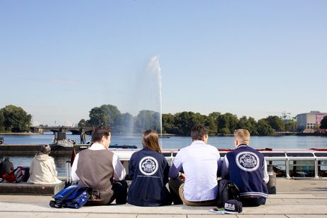 Studierender der HSBA an der Alster in Hamburg
