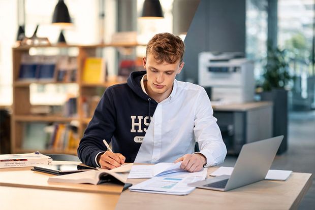 Duales Studium Dualer HSBA-Student in der Bibliothek und im Office