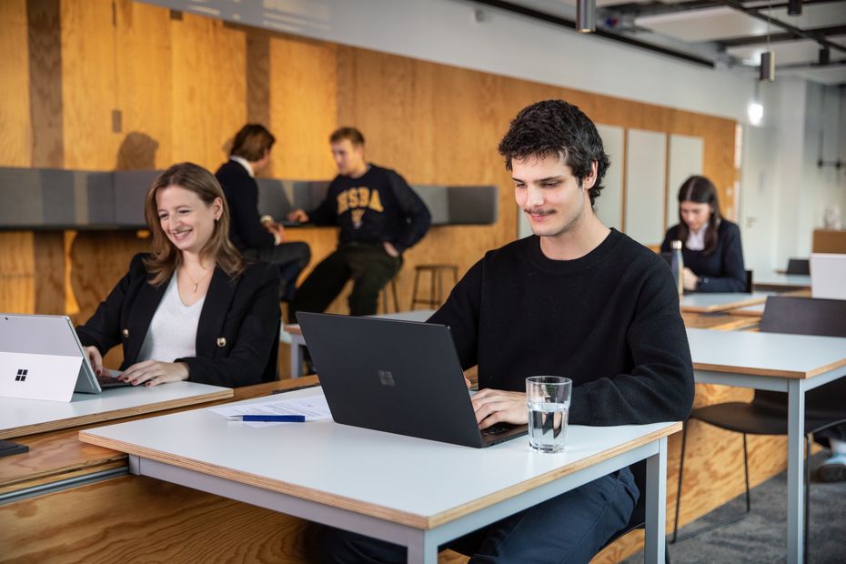 Studierende im Seminarraum