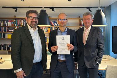 Übergabe der Berufungs-Urkunde 