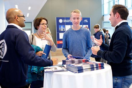 4 Personen unterhalten sich an einem Rundtisch HSBA Info Day