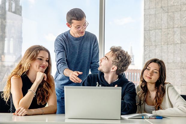 HSBA Bachelor Business Informatics Laptops Titelbild HSBA Bachelor Business Informatics Laptops Titelbild