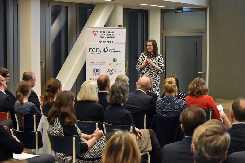 Kati Herzog bei ihrer Antrittsvorlesung Blick über die Schulter der der Gäste