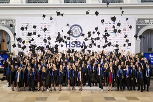 Bachelor Graduierute werfen ihre Hüte 