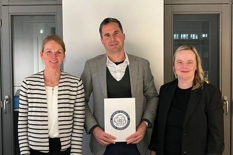 Übergabe Urkunde an Professor Schnittka