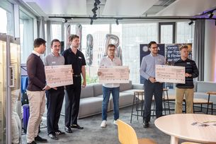 Gewinnerteams mit Schecks 