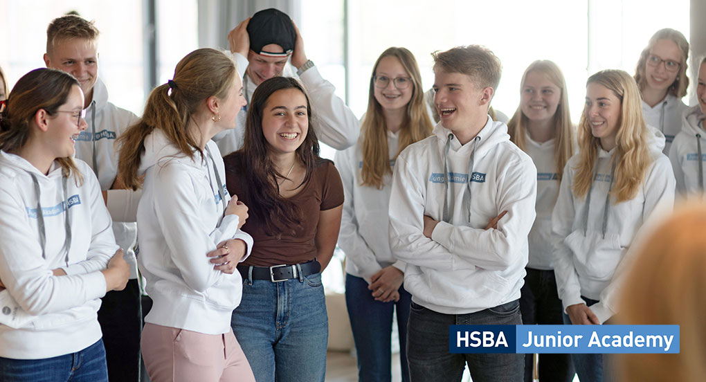 Teilnehmer der HSBA Junior Academy, mit Logo
