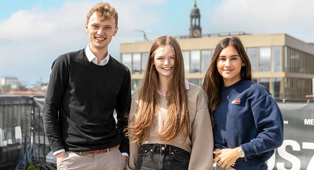 Studierende auf dem Dach des HSBA-Campus