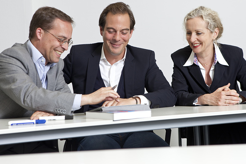 3 Personen sitzen am Tisch, Mini-MBA