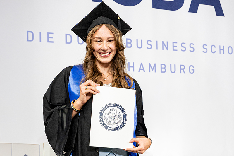 Bachelor Absolventin mit Urkunde 