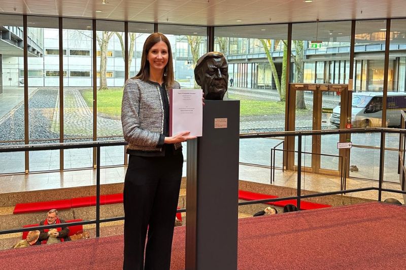 Porträtfoto mit Urkunde 